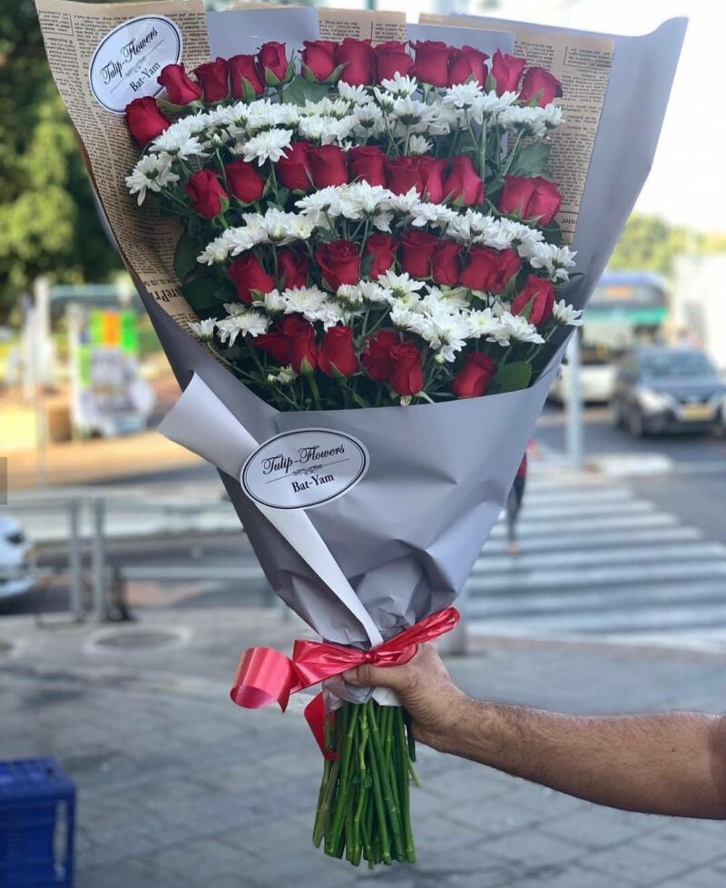 זר מדורג ענק ורדים אדומות וחרציות לבנות