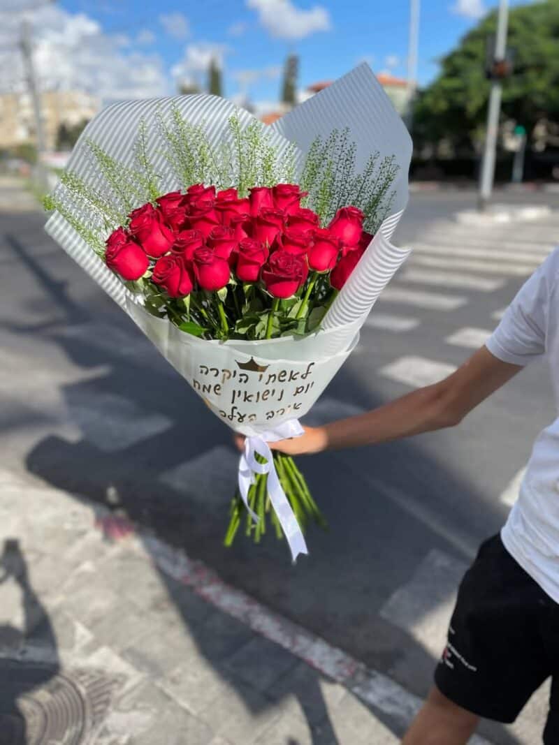 זר 25 ורדים אריזת פסים לבנה